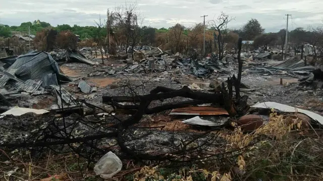 စစ်ကြောင်းတလျှောက် မီးရှို့ခံရတဲ့ ကျေးရွာက နေအိမ်တွေကို စစ်ဘေးရှောင်ကူညီရေးအဖွဲ့တွေက ထုတ်ပြန်ထားတာပါ။