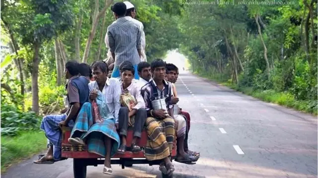 মহাসড়কে ঝুঁকিপূর্ণ চলাচল।