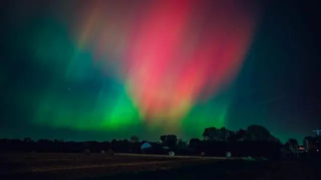 'अरोरा' (aurora) म्हणजेच 'ध्रुवीय प्रकाश' त्यांना 'नॉर्दर्न लाईट्स' किंवा 'सदर्न लाईट्स' असंही म्हणतात. (फाइल फोटो)