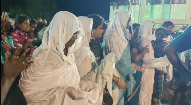 தமிழ்நாடு: மொஹரம் தினத்தில் அல்லாவுக்கு தீ மிதித்த இந்துக்கள், பிரசாதம் வழங்கிய முஸ்லிம்கள்