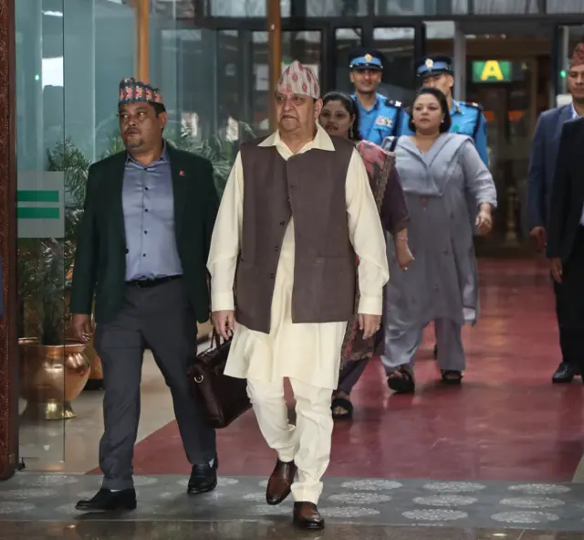 भुटान भ्रमणबाट स्वदेश फर्कँदै गर्दा त्रिभुवन अन्तर्राष्ट्रिय विमानस्थलमा