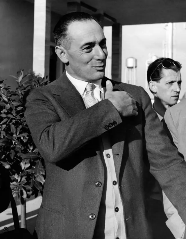 Retrado de Mattei, quien toca con su mano izquierda su hombro derecho en 1960.