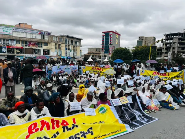 ኣብዚ እዋን፡ ኣብ ትግራይ እቲ ዝዓበየ ሕቶን ስግኣትን፡ ኣብ ዘይስሩዕ ግዝያዊ መዕቈቢ ቦታታትን ኣብያተ ትምህርቲን ከምኡ'ዉን ትካላት ጥዕና ኣዕቊቦም ዝርከቡ ተመዛበልቲ ነባሪ ፍታሕ ክረኽቡ ድዮም ዝብል እዩ