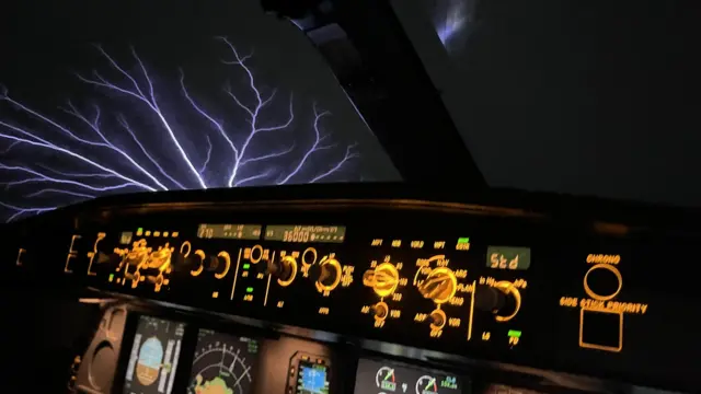 El "fuego de San Telmo" visto desde la cabina de un avión
