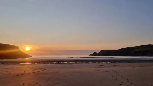 সাদারল্যান্ডের লুসি লক ফার বিচের এই স্বর্ণালি সূর্যাস্তের ছবি পাঠিয়েছেন।