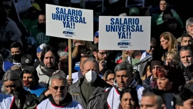Des hommes avec des pancartes.