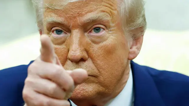 Donald Trump señala con el dedo.