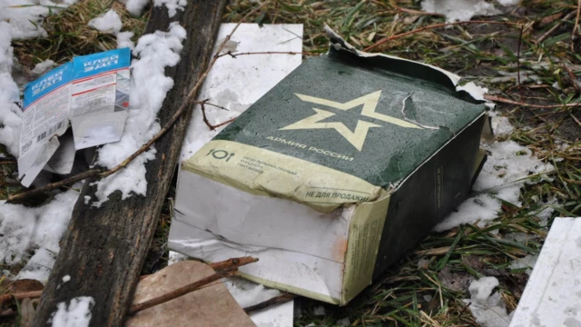 пакет від російського сухпайку в снігу