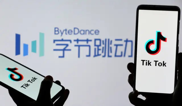 Celulares abertos com tela no tiktok, ao fundo logo da bytedance