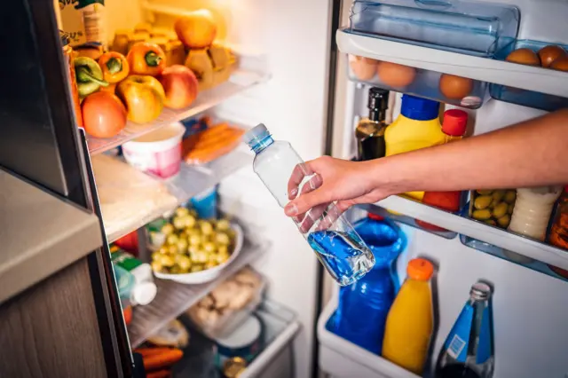 Wnętrze lodówki z butelkami wody