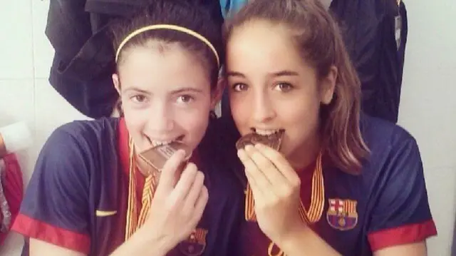 ماریا گاریدو (سمت راست)، روزنامه‌گار و نویسنده این مقاله در کنار بونماتی (سمت چپ) هنگامی که با هم در تیم‌های پایه بارسلونا بازی می‌کردند