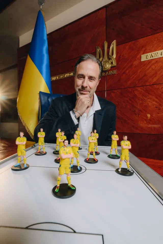 Мальдера, новий тренер збірної, перед полем із фігурками футболістів