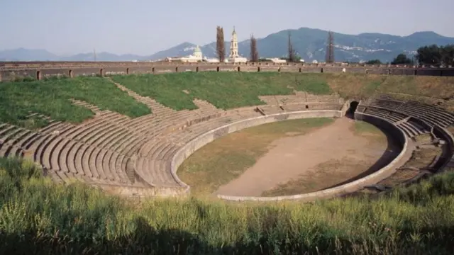 Antes da erupção do Vesúvio que soterrou a cidade, um conflito entre espectadores fez com que o Senado romano proibisse as lutasvulcan slotgladiadores no anfiteatrovulcan slotPompeia