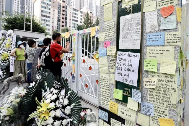 Homenagem na escola primária onde professorahttps www betnacional com23 anos se suicidou