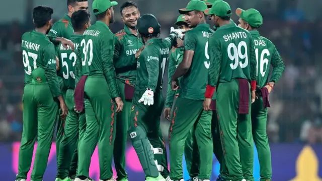 কনওয়ের উইকেট নেওয়ার পর সাকিবকে টিমমেটদের অভিনন্দন