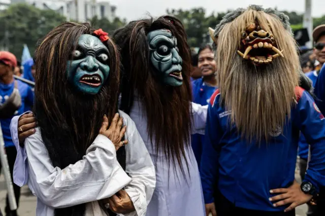 Люди в масках