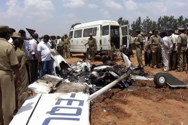 సౌందర్య ప్రయాణిస్తుండగా కూలిపోయిన తేలికపాటి విమానం