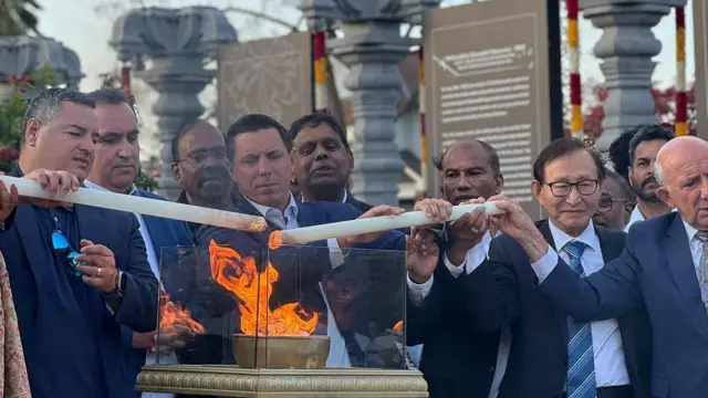 ස්මාරකය විවෘත කිරීමේ අවස්ථාවට කැනඩාවේ බ්‍රැම්ප්ටන් නගරයේ නගරාධිපති පැට්‍රික් බ්‍රවුන් ඇතුළු පිරිසක් එක්ව සිටිය අයුරු.