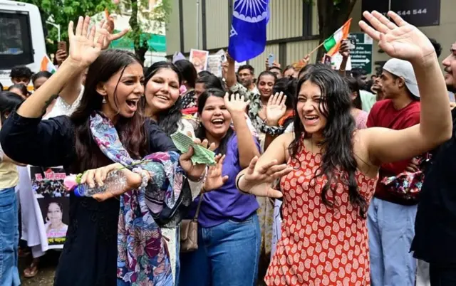 धर्मेंद्र प्रधान यांच्या राजीनाम्यानंतर मुंबईत आनंद साजरा करणाऱ्या तरुणी; हे छायाचित्र 26 जुलैचे आहे.