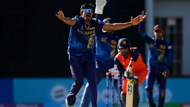 දක්ෂ පන්දු යැවීමක නිරතවු මහිෂ් තීක්ෂණ ලකුණු 33 කට කඩුලු 04ක් දවා ගැනීමට සමත් විය.