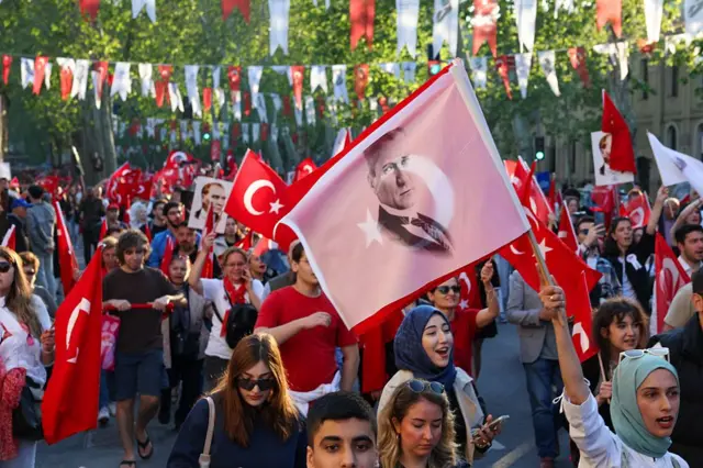 CHP'li belediyelere yönelik soruşturmalara karşı 19 Mayıs'ta Beşiktaş'ta düzenlenen yürüyüş. Gösteriye katılanların ellerinde Atatürk resimleri ve Türk bayrakları var. 