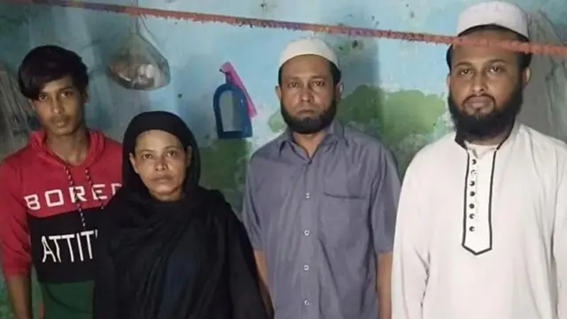 आई वडील आणि भावासोबत नुरुल अमीन यांचे भाऊ केरुल (उजवीकडे). या लोकांना म्यानमारला पाठवलं असं म्हटलं जात आहे.
