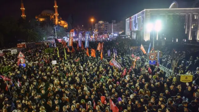 इस्तांबुल के मेयर इकरम इमामोअलू के समर्थकों की भीड़