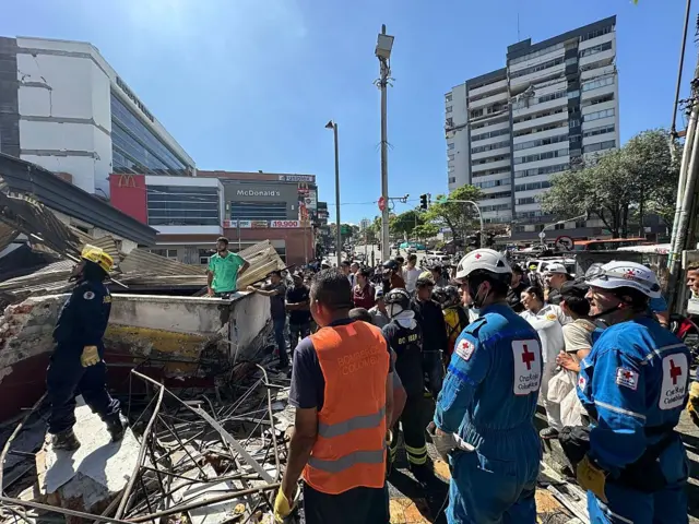 Rescatistas frente a escombros