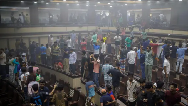 शेख़ हसीना के इस्तीफ़े के बाद बांग्लादेश की संसद में प्रदर्शनकारियों ने कुछ ऐसे जश्न मनाया