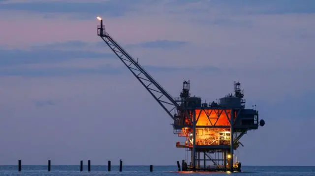 समुद्र में तेल का रिग