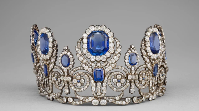 Срібна корона, інкрустована діамантами та блакитними смарагдами, викрадена з Лувру