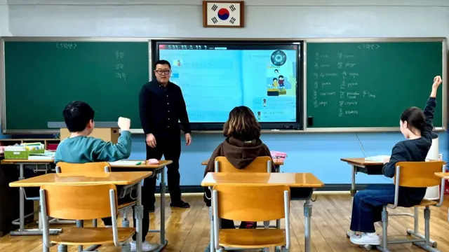 Estudantes da etnia Koryoin em aula em coreano