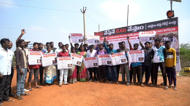 నిరసన తెలుపుతున్న గ్రామస్థులు