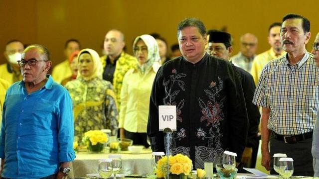 Ketua Umum Partai Golkar Airlangga Hartarto (tengah), Ketua Dewan Penasihat Partai Golkar Luhut Binsar Pandjaitan (kanan) dan Ketua Dewan Pembina Partai Golkar Aburizal Bakrie (kiri) menghadiri kegiatan buka puasa bersama dan silaturahmi Partai Golkar se-Indonesia di kawasan Nusa Dua, Badung, Bali, Jumat (15/3/2024).