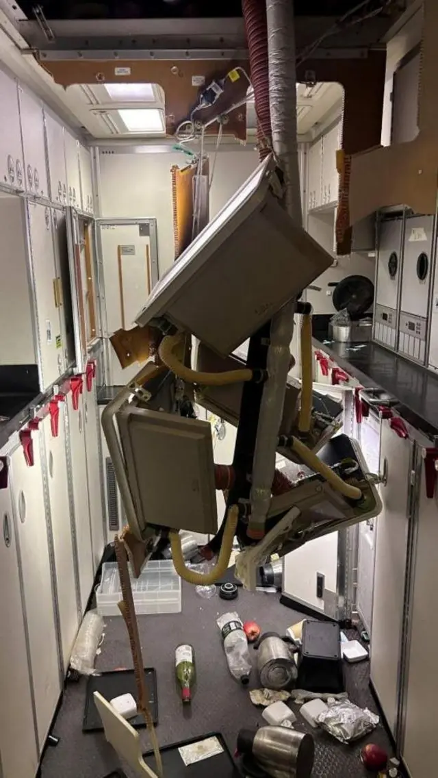 Uçağın birçok bölümünde hasar meydana geldi.