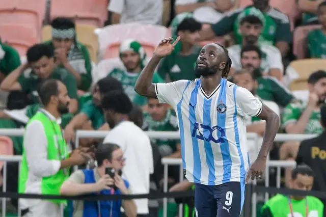 Fiston Mayele, du Pyramids FC, célèbre son but lors du match de la Coupe intercontinentale de la FIFA entre Al-Ahli et le Pyramids FC, le 23 septembre 2025 à Djeddah, en Arabie saoudite. 
