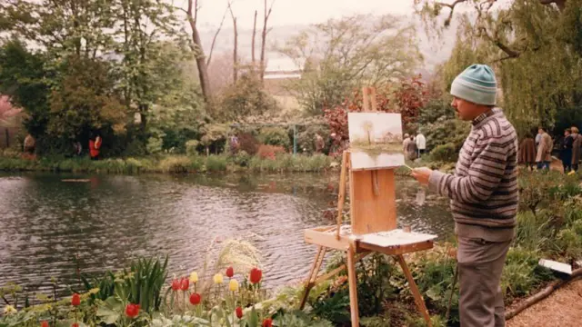Cena do documentário 'Art for Everybody' mostra Thomas Kinkade pintando uma paisagem rural