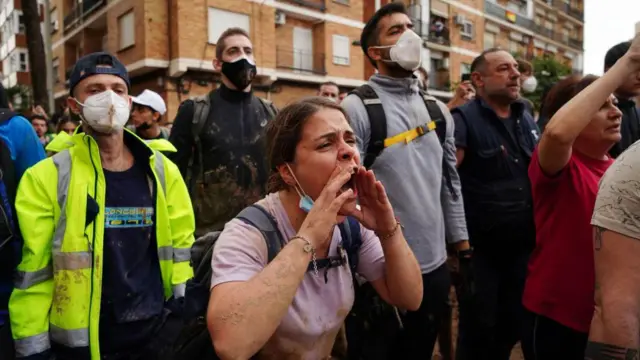 Aworan obinrin to n pariwo lara awọn oluwọde