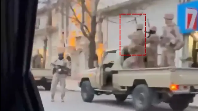 تیربار شبیه به پی‌کی در دست نیروهای امنیتی در بروجرد - ۲۷ دی ۱۴۰۴