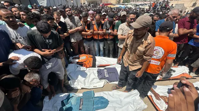 Un grupo de palestinos rezando por los palestinos muertos en un ataque aéreo israelí contra el Hospital Nasser en Jan Yunis, en el sur de la Franja de Gaza, el 25 de agosto de 2025. Entre ellos había periodistas y personal de defensa civil.