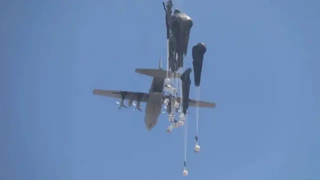 Ғазога парашютда ташланаётган озиқ овқат