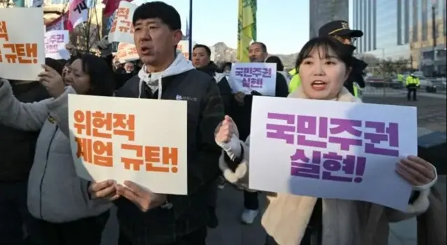 लोकांनी केलेल्या तीव्र निदर्शनांमुळे आणि सर्व खासदारांनी एकमताने विरोध दर्शवल्यानंतर हा आदेश परत घेण्यात आला.