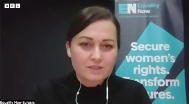 Janet Akhilgova Zoom platformasi orqali online intervyu bermoqda