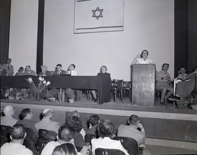 یکی از جلسات «آژانس یهود برای فلسطین» در بیت‌المقدس که بعدها نامش را به «آژانس یهود برای اسرائیل» تغییر داد، پیش از تشکیل کشور اسرائیل 