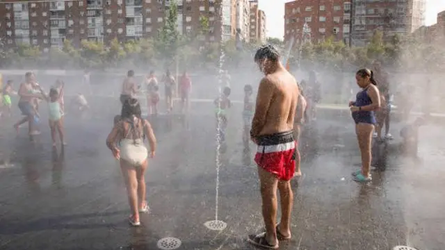 People cool off, Madrid