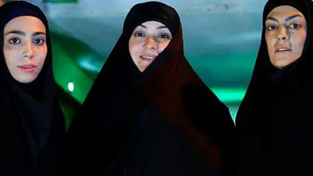 شهربانو منصوریان گفته که الهام چرخنده (وسط) از آن‌ها خواسته با دریافت ۱۰۰ میلیون تومان پول، خانه، ماشین و با وعده گشایش باشگاه ورزشی برای آن‌ها چادر به سر کنند