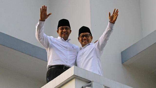 Anies Baswedan (kiri) dan Muhaimin Iskandar (kanan)  dalam Deklarasi Capres-Cawapres 2024 di Hotel Majapahit, Surabaya, Jawa Timur, Sabtu (2/9/2023)