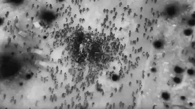 Foto de vídeo aéreo que mostra centenas de palestinos aglomerados em torno de caminhões de ajuda humanitária