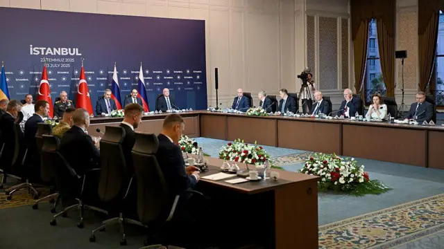 Ukrayna (solda), Rusya (sağda) ve Türkiye (ortada) heyetleri, 23 Temmuz 2025'te İstanbul'daki Çırağan Sarayı'nda Rusya ile Ukrayna arasındaki üçüncü tur görüşmelere katılırken. 