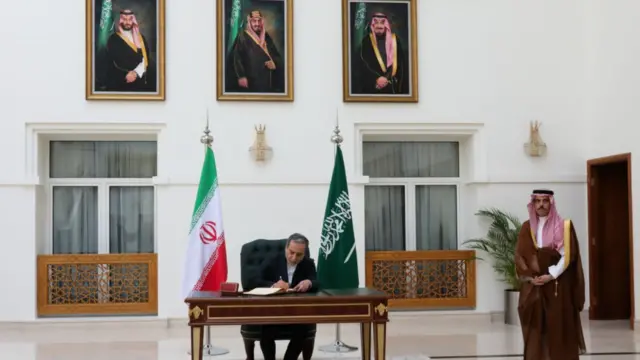 عباس عراقچی در حال امضای دفتر یادبود مهمانان وزارت خارجه عربستان سعودی 